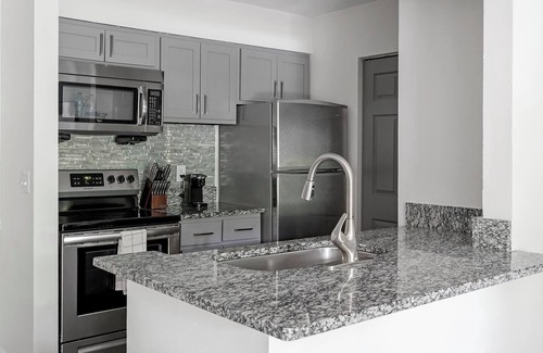 Green Hills Apartamento | Landing | Modern 1BD, Courtyard, Gym