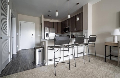 Huntersville Apartamento | Landing | Modern 1BD, Game Room, Gym