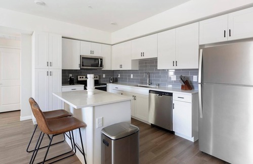 Townsite Apartamento | Landing | Modern 1BD, Pool, Rooftop Lounge