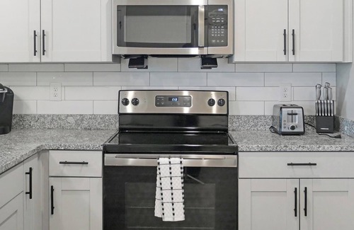 Fort Myers Apartamento | Landing | Modern 1BD, Yoga Studio, Gym