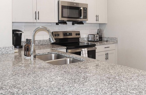 Fort Myers Apartamento | Landing | Modern 1BD, Yoga Studio, Gym