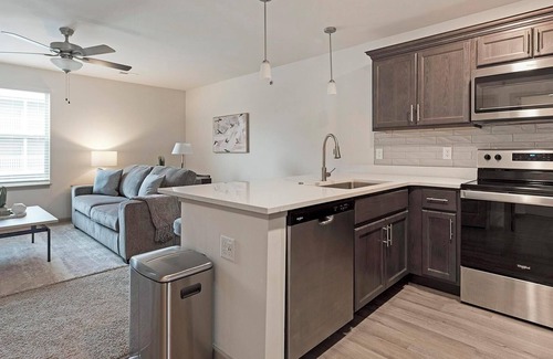 Lyman Apartamento | Landing | Modern 2BD, Gym, Pool