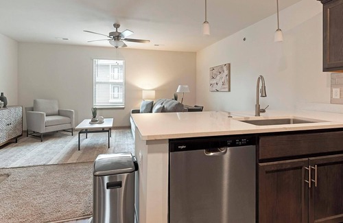 Lyman Apartamento | Landing | Modern 2BD, Gym, Pool