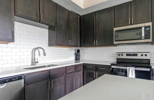 Palmetto Apartamento | Landing | Modern 2BD, Pool, Yoga Studio