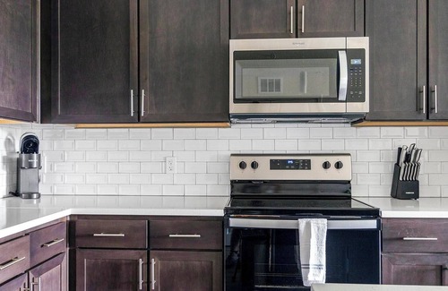 Palmetto Apartamento | Landing | Modern 2BD, Pool, Yoga Studio