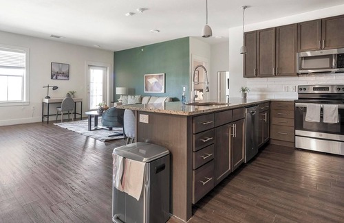 Stone Oak Apartamento | Landing | Modern 2BD, Game Room, Pool