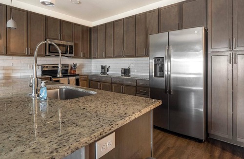 Stone Oak Apartamento | Landing | Modern 2BD, Game Room, Pool