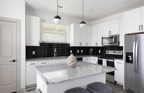 Fort Worth Apartamento | Landing | Modern 2BD, Yoga Studio, Clubhouse