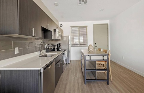 Maryvale Village Apartamento | Landing | Modern 2BD, Yoga Studio, Pool