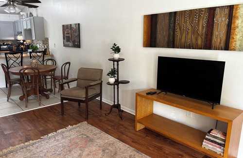 Northeast Pensacola Apartamento | Landing pad - under 2 miles to airport, 2 br, Free parking, WiFi