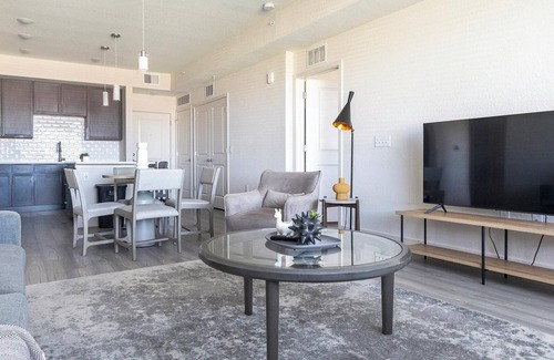 Palmetto Apartamento | Landing | Stylish 2BD, Clubhouse, Gym