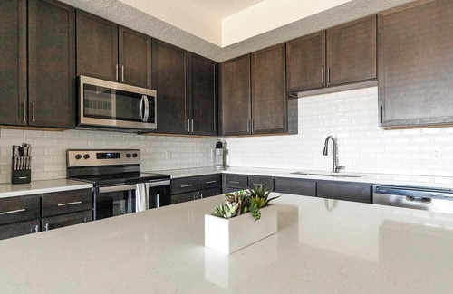 Palmetto Apartamento | Landing | Stylish 2BD, Clubhouse, Gym
