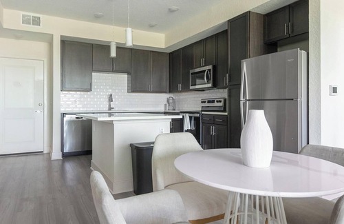 Palmetto Apartamento | Landing | Incredible 2BD, Gym, Clubhouse