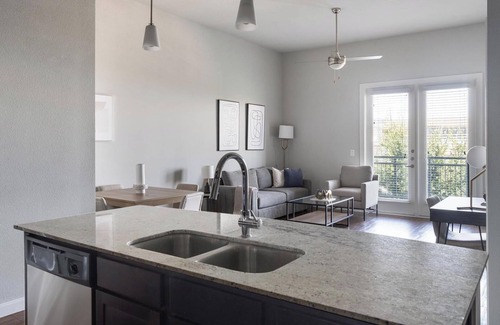 Buda Apartamento | Landing | Stunning 1BD, Clubhouse, Gym