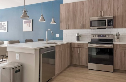 Town Center Apartamento | Landing | Stunning 1BD, Pool, Rooftop Lounge