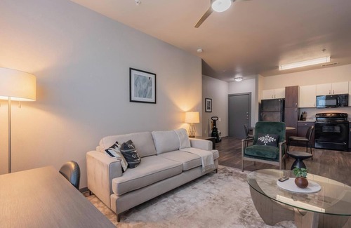 Tobin Hill Apartamento | Landing | Stunning 2BD, Courtyard, Gym