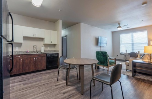Tobin Hill Apartamento | Landing | Stunning 2BD, Courtyard, Gym