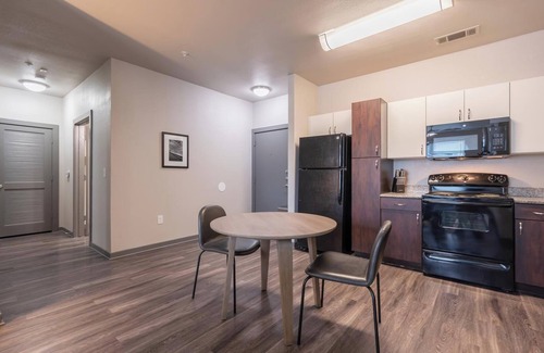 Tobin Hill Apartamento | Landing | Stunning 2BD, Courtyard, Gym
