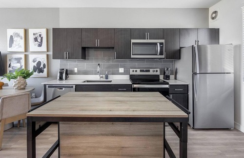 Maryvale Village Apartamento | Landing | Stunning 2BD, Yoga Studio, Pool