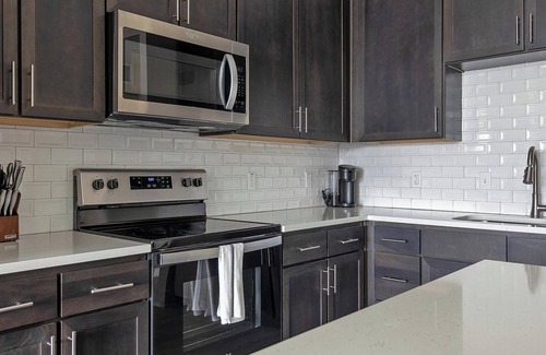 Palmetto Apartamento | Landing | Stunning 2BD, Yoga Studio, Pool