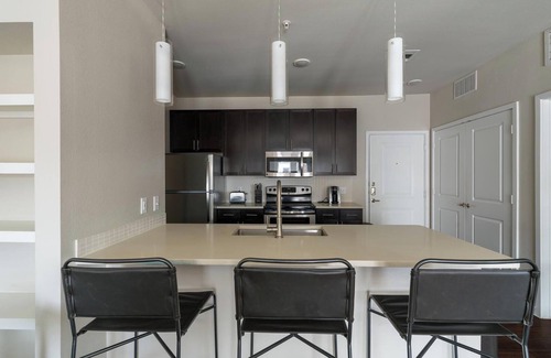 Katy Apartamento | Landing | Stylish 1BD, Courtyard, Gym