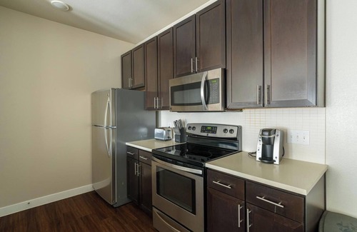 Katy Apartamento | Landing | Stylish 1BD, Courtyard, Gym