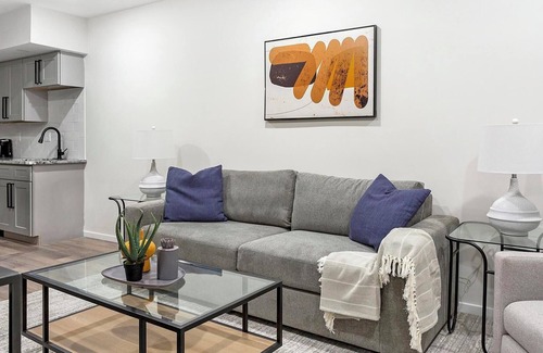Spruce Hill Apartamento | Landing | Modern 2BD, Clubhouse, Gym
