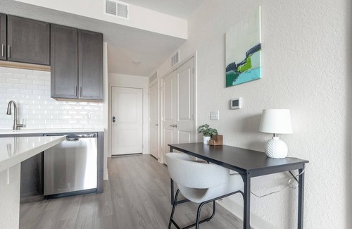 Palmetto Apartamento | Landing | Stylish 2BD, Pool, Clubhouse