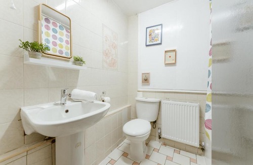 Lansbury Casa | Langdon Park DLR beds to stay