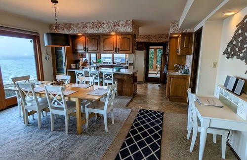 Langley Casa | Langley Beach House - 5 bedroom waterfront home in downtown Langley!