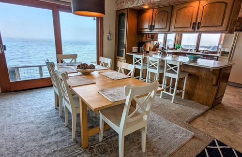 Langley Casa | Langley Beach House - 5 bedroom waterfront home in downtown Langley!
