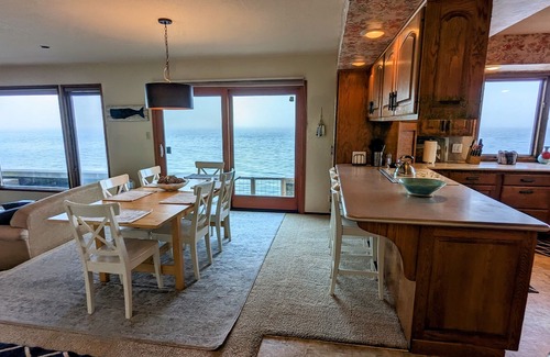 Langley Casa | Langley Beach House - 5 bedroom waterfront home in downtown Langley!