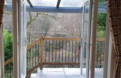 Arrochar Cabaña | Langview is an Idyllic 2 Bed cottage in Succoth near Arrochar with outside balcony area