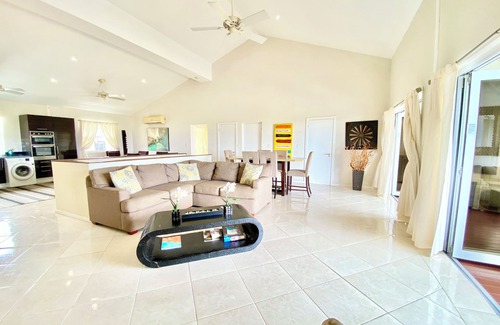 Merlin Bay Condominio | Lantana 4, 4 Bedroom Steps From The Beach With Two Swimming Pools