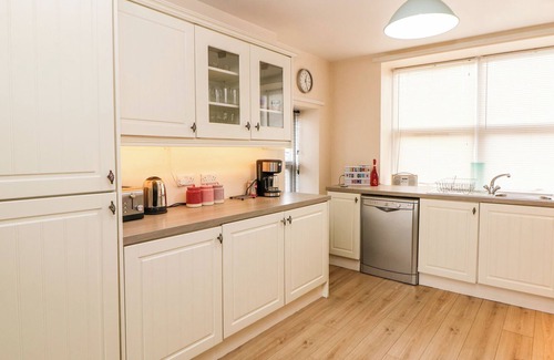 Hayfield Casa | LANTERN VIEW, pet friendly, with a garden in Hayfield