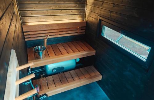 Kolari Chalet De Esquí | Lapland Riverside Cabin 1 VADELMA, Ylläs, Tiny Home with Sauna, Fireplace, Terrace, BBQ, Wifi, Ski, Fishing, Pets OK