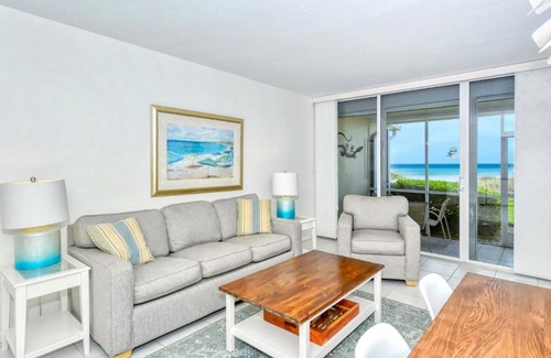 Longboat Key Apartamento | LaPlaya 101A Step out to the beach from your screened lanai Light and bright end unit