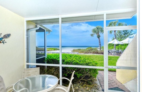 Longboat Key Apartamento | LaPlaya 101A Step out to the beach from your screened lanai Light and bright end unit