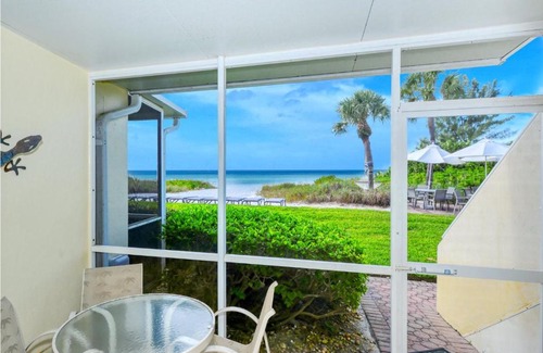 Longboat Key Apartamento | LaPlaya 101A Step out to the beach from your screened lanai Light and bright end unit