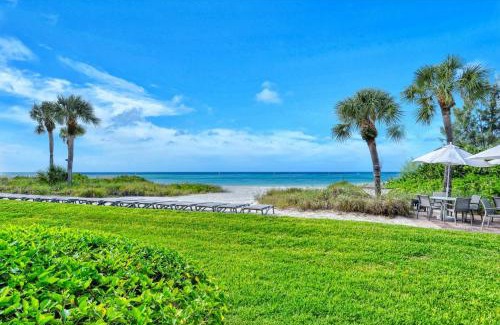 Longboat Key Apartamento | LaPlaya 101A Step out to the beach from your screened lanai Light and bright end unit