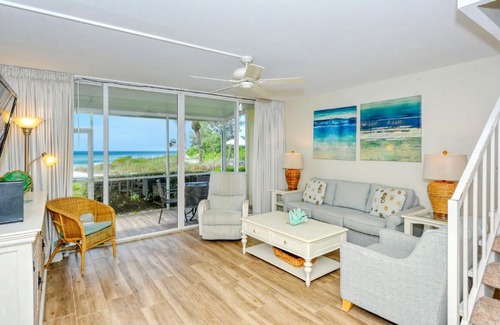 Longboat Key Apartamento | LaPlaya 102B-Directly on the beach with the warm Gulf waters waiting!