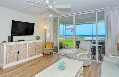 Longboat Key Apartamento | LaPlaya 102B-Directly on the beach with the warm Gulf waters waiting!