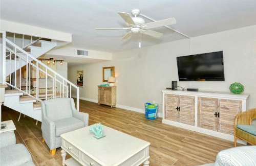 Longboat Key Apartamento | LaPlaya 102B-Directly on the beach with the warm Gulf waters waiting!