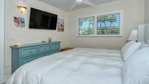 Longboat Key Apartamento | LaPlaya 102E-Tropical garden view near the pool!