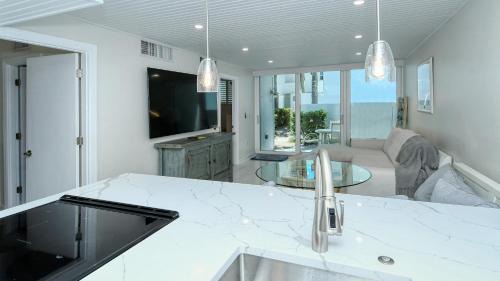 Longboat Key Apartamento | LaPlaya 102E-Tropical garden view near the pool!