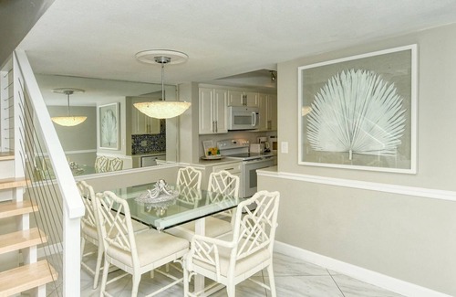 Longboat Key Condominio | LaPlaya 108B-Dream views of the Gulf from your private balcony or screened lanai just steps from the beach.