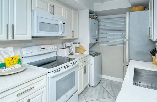 Longboat Key Condominio | LaPlaya 108B-Dream views of the Gulf from your private balcony or screened lanai just steps from the beach.