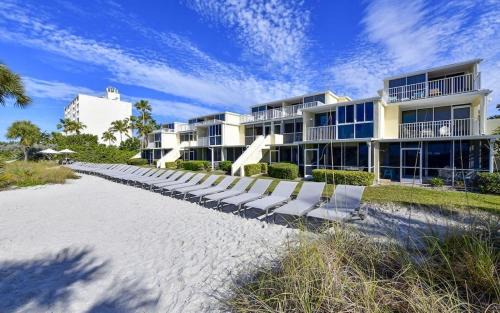 Longboat Key Apartamento | LaPlaya 201C Breathtaking Gulf panorama from this corner end unit with a private stairway to the beach