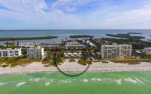 Longboat Key Apartamento | LaPlaya 201C Breathtaking Gulf panorama from this corner end unit with a private stairway to the beach