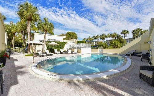 Longboat Key Apartamento | LaPlaya 201C Breathtaking Gulf panorama from this corner end unit with a private stairway to the beach